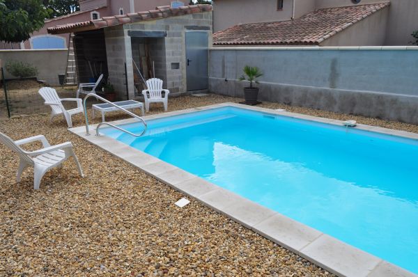 Réalisation d'une piscine en pvc armé blanc à Oppède, Vaucluse